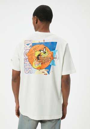Biała bawełniana koszulka z dużą kolorową grafiką kreskówkowego bohatera o pomarańczowych włosach, trzymającego jedzenie na niebiesko-żółtym tle.
