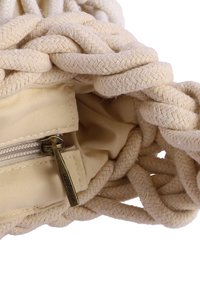Bolso trenzado beige con un forro de tela suave, que cuenta con un pequeño bolsillo con cremallera. El material es texturizado con intrincados detalles de trenzado.