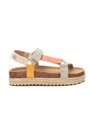 Sandalias multicolores con suela de corcho, que presentan correas en verde, naranja, crema y amarillo. Texturizadas y ajustables con un borde de cuerda.