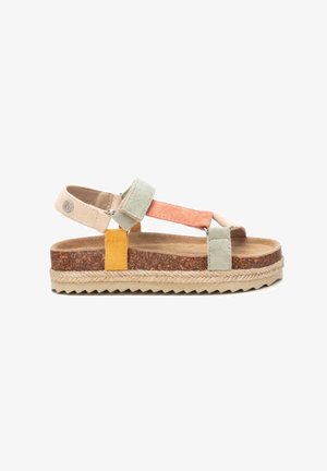 Sandalias multicolores con suela de corcho, que presentan correas en verde, naranja, crema y amarillo. Texturizadas y ajustables con un borde de cuerda.
