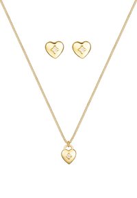 Guld halskæde med hjerteformet vedhæng og en diamantdetalje samt matchende hjerteformede studøreringe, alle med en poleret finish.