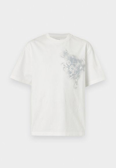 Λευκό κοντομάνικο T-shirt με στρογγυλή λαιμόκοψη και ξεθωριασμένο γκρι floral σχέδιο στην πάνω αριστερή μπροστινή πλευρά.