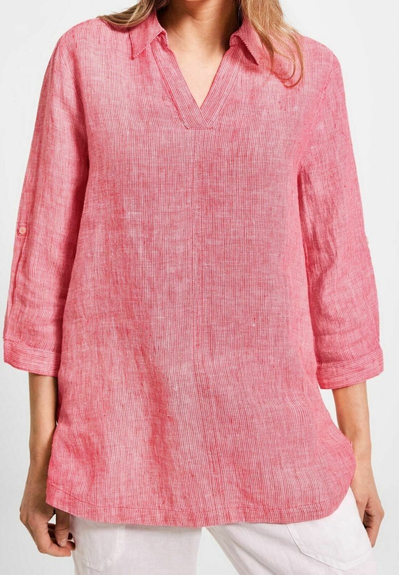 Losse, roze linnen blouse met een V-hals, kraag, driekwartmouwen en een subtiel streepjespatroon. Zachte textuur en casual ontwerp.