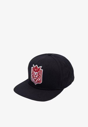Svart caps laget av bomull med bøyd skygge, med et rødt og hvitt løveemblem foran. Glatt tekstur og strukturert design.