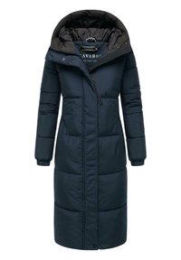 Mørkeblå isoleret lang frakke med hætte, der har lynlåslukning, elastiske ærmer og to store frontlommer. Glat stofstruktur.