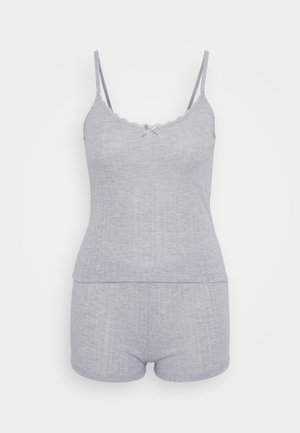 Grå bomullstopp och shorts-set med spetsdetaljer. Toppen har tunna axelband och en liten rosettdetalj. Mjuk, texturerad tyg med ett mönster.
