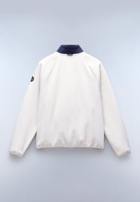 Hvid fleece-pullover med en marineblå krave, raglanærmer og elastisk kant. Har et rundt logopatch på venstre ærme.