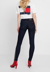 Tommy Hilfiger Vaqueros pitillo - blue denim