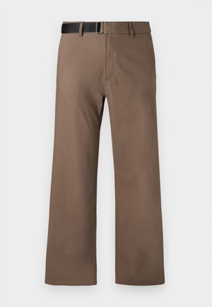 Brune, brede bukser med flad front, bæltestropper og et sort bælte. Lavet af glat stof med rene syninger og uden mønstre.