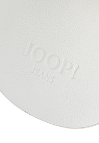 Kruhový biely kožený povrch s vyrazeným logom "JOOP! JEANS". Textúrovaný povrch s jemným zrnitým vzorom a hladkými okrajmi.