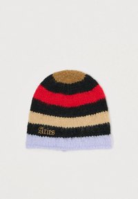 Πλεκτό σκουφί με εναλλασσόμενες ρίγες σε κόκκινο, μαύρο, μπεζ και λιλά, με καφέ κορυφή και το "Aries" κεντημένο σε χρυσό.