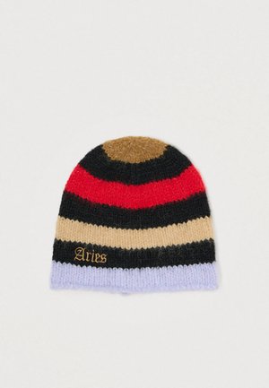Bonnet en tricot avec des rayures alternées en rouge, noir, beige et lilas, avec un dessus marron et "Aries" brodé en doré.