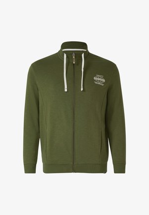 Grüne Reißverschlussjacke mit hohem Kragen, weißen Kordeln und kleinem weißen Logotext auf der linken Brustseite.