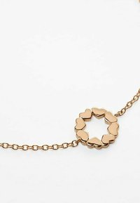 Bracciale in rosè con cuori intrecciati in un design circolare, con una finitura liscia e una delicata catena che collega gli elementi.