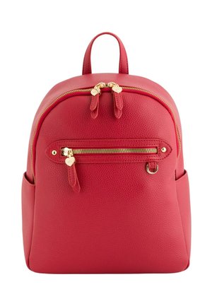 Czerwony skórzany plecak z przednią kieszenią na suwak, złotymi suwakami i zawieszkami w kształcie serca, górnym uchwytem oraz bocznymi kieszeniami.