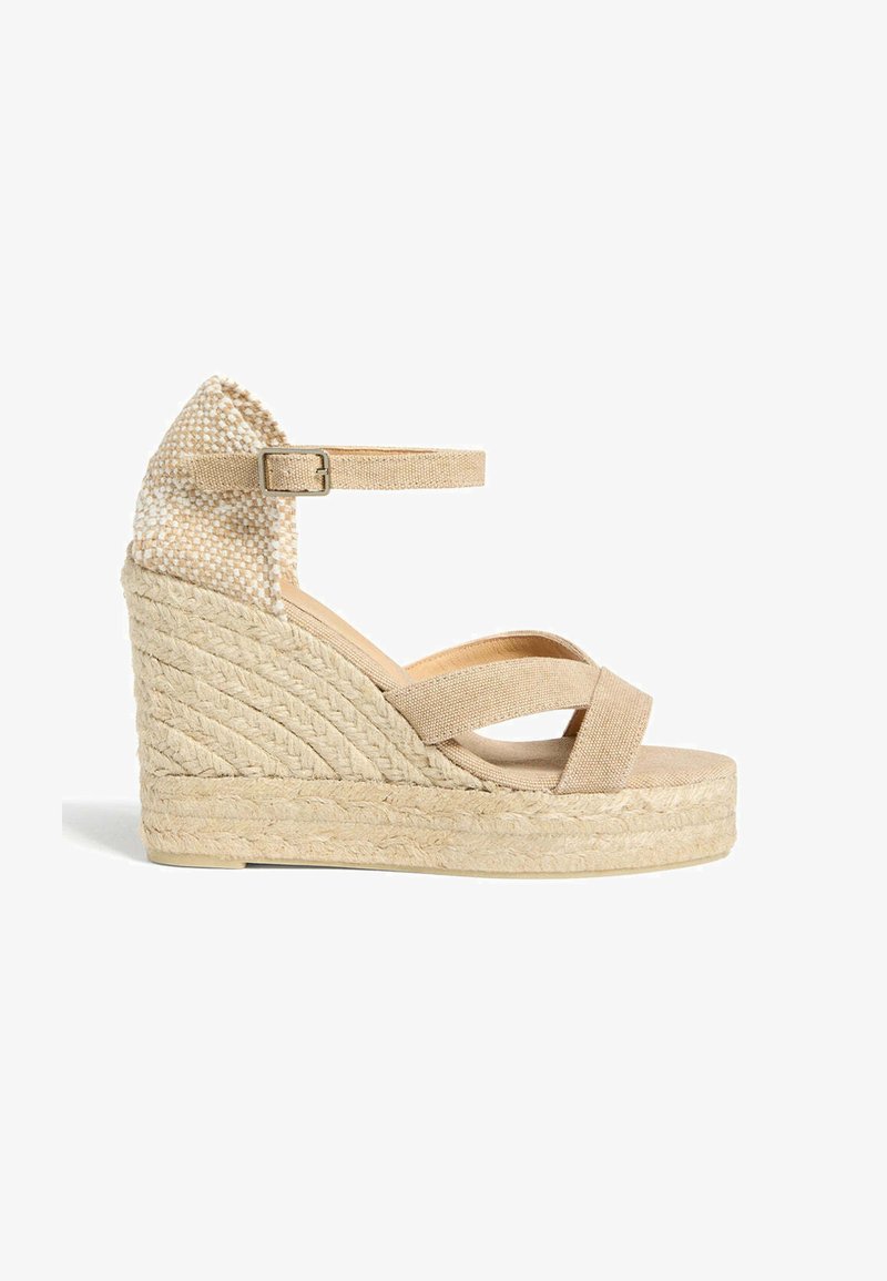 Sandale compensée beige avec plateforme en corde tressée, bride à boucle à la cheville et brides croisées en tissu sur le devant du pied.