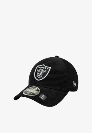 Schwarze Corduroy-Mütze mit einem gestickten Raiders-Logo, einem leicht gebogenen Schild und einer strukturierten Oberfläche mit Logo- und Etikettakzenten.