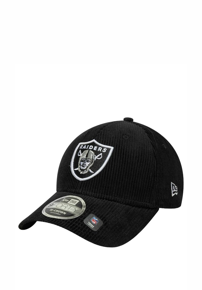 Schwarze Corduroy-Mütze mit einem gestickten Raiders-Logo, einem leicht gebogenen Schild und einer strukturierten Oberfläche mit Logo- und Etikettakzenten.