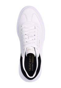 Zapatilla blanca con parte superior de cuero suave, interior negro, logo en relieve, puntera redonda y cordones planos. Presenta plantilla de espuma viscoelástica con aire.