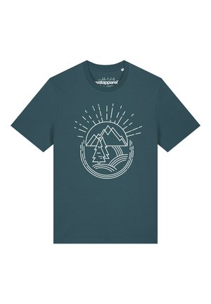 Türkisfarbenes T-Shirt mit kurzen Ärmeln und einem weißen Linienkunst-Design von Bergen, Kiefern, Sonnenstrahlen und Feldern auf der Vorderseite in der Mitte.