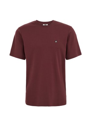 Donkerrode T-shirt met korte mouwen en ronde hals met een klein wit en zwart vogelsymbool op de linkerborst.
