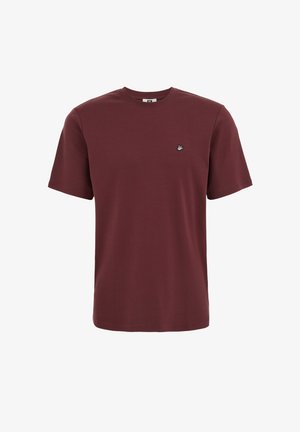 Donkerrode T-shirt met korte mouwen en ronde hals met een klein wit en zwart vogelsymbool op de linkerborst.