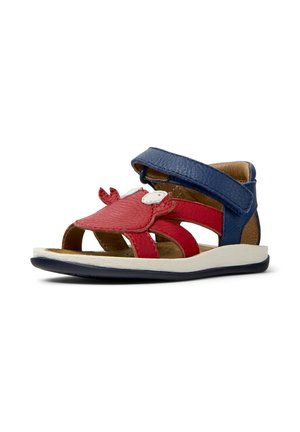 Børnesandal med åben tå med rødt krabbedesign foran, navyblå justerbar ankelrem og hvid sål.