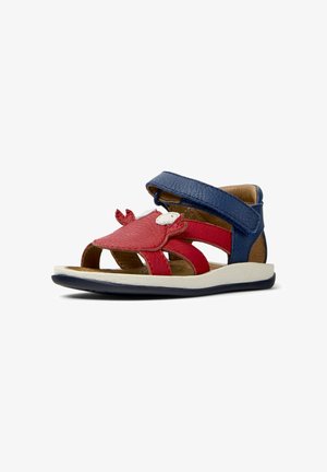 Børnesandal med åben tå med rødt krabbedesign foran, navyblå justerbar ankelrem og hvid sål.