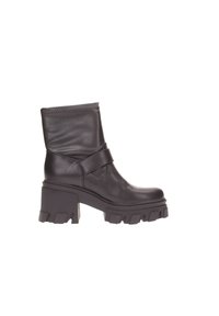 Bottine en cuir noir avec un talon bloc épais, une semelle crantée épaisse et un détail de sangle à l'avant.