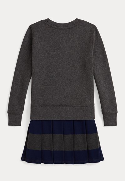 Sweatshirt cinza de mangas longas, combinado com uma saia pregueada azul-marinho com riscas cinzas alternadas. Tecido de mistura de algodão suave.