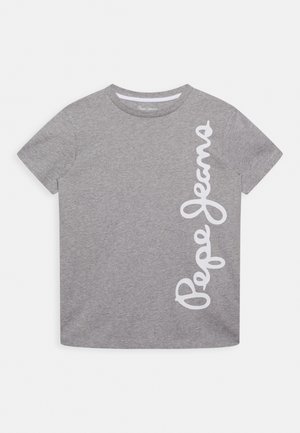 Graues T-Shirt mit kurzen Ärmeln und Rundhalsausschnitt, rechts vertikal mit weißem "Pepe Jeans"-Logo bedruckt.