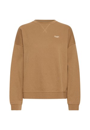 Sweat marron col rond à manches longues avec un petit texte blanc "Hygge." sur la partie supérieure gauche de la poitrine.