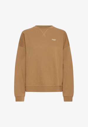 Bruine sweater met ronde hals, lange mouwen en kleine witte "Hygge." tekst op de bovenste linkerborst.