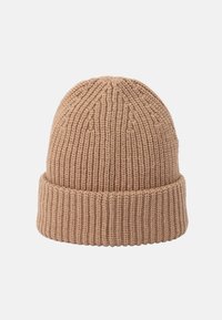 Berretto in maglia di colore beige, con una texture a coste e orlo piegato. Parte superiore arrotondata con sottili motivi verticali, realizzato in filato morbido.