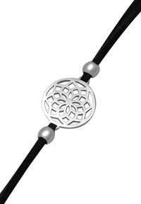 Sølvmetal cirkulært vedhæng med indviklet udskåret geometrisk design, vedhæftet en sort snor med sølvperler.
