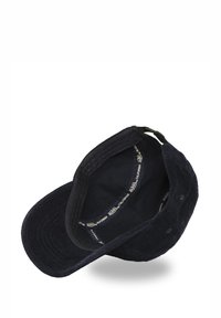 Casquette de baseball en velours côtelé marine avec un intérieur doux et une doublure cousue. Elle est dotée d'une visière incurvée et d'une sangle réglable à l'arrière.