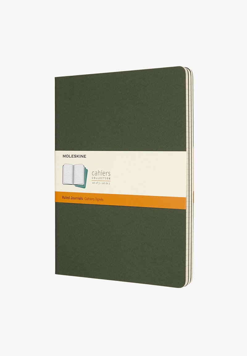 Quaderno Moleskine cahier, copertina verde scuro, texture morbida, angoli arrotondati, etichetta arancione con testo bianco, pagine a righe, set da tre.