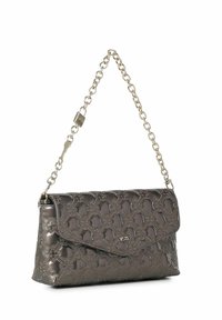 Gequilted, grijze synthetische handtas met een metalen kettingriem en gouden accenten. Voorzien van een flap sluiting en een decoratief, gegraveerd bloemenpatroon.
