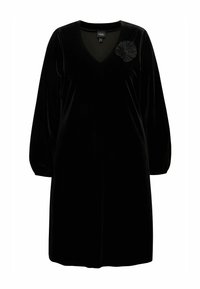 Robe en velours noir avec un décolleté en V, de longues manches bouffantes et une fleur décorative en tissu noir ornée de perles sur l'épaule gauche.