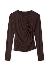 Top marrone a maniche lunghe con tessuto drappeggiato e dettagli in pizzo marrone intricati sul lato, realizzato in un materiale morbido ed elastico.