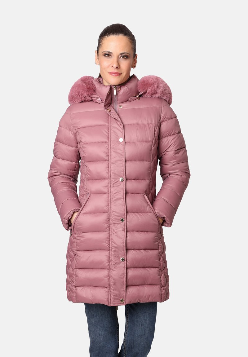 Abrigo de plumón rosa con capucha forrada de piel, diseño acolchado, bolsillos frontales y cierre a presión. Textura suave y material cálido.