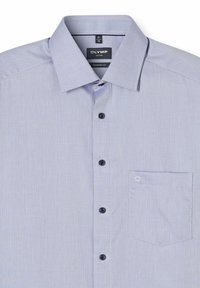 Helles blaues, modern geschnittenes Hemd für Herren mit Knopfleiste und Brusttasche, Größe 41/16, strukturierter Stoffmuster.