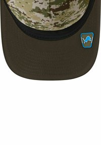 Grüne Camouflage-Basecap mit einem dunkelgrünen Schirm, ausgestattet mit einem blauen Löwenlogo auf einem grauen Patch. Hergestellt aus Stoff mit strukturierten Details und gestickten Akzenten.