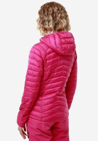 Giacca a vento rosa con cappuccio, caratterizzata da un design trapuntato, texture lucida e maniche lunghe che terminano in vita con un orlo dritto.