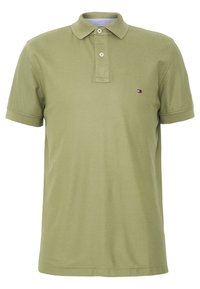 Olivově zelené polo tričko vyrobené z bavlny. Krátké rukávy, zapínání na tři knoflíky a malé logo na levém prsu. Texturovaná tkanina s hladkým povrchem.