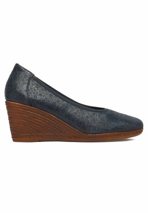 Scarpa donna blu navy con zeppa, motivo floreale testurizzato e tacco a piattaforma in legno marrone, profilo laterale su sfondo bianco.