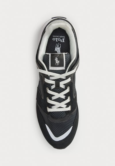 Zwart-witte Polo Ralph Lauren sneaker met witte veters, bovenwerk van mesh en suede, en het Polo-logo duidelijk zichtbaar op de tong en inlegzool.