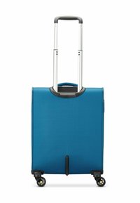 Valigia softshell blu con manico retrattile argentato, quattro ruote nere e una texture liscia. Presenta un design minimalista.