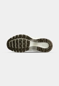 Nike-Sneaker-Sohle mit einem strukturierten Gummidesign, das eine Mischung aus dunkelbraun und hellgrau zeigt, sowie ausgeprägten Profilmustern für besseren Grip.