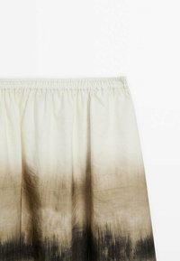 Elastisk talje nederdel i let stof; har en gradient fra creme til mørkebrun med subtil tekstur og blød drapering.